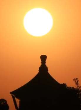 北京天坛祈年殿现"头顶悬日"美景