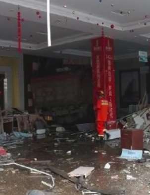 湖北一渣土车失控冲进售楼部 现场一片狼藉