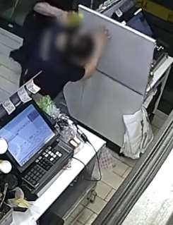 嫌饮料贵5毛，男子拿饮料砸收银员头后逃跑！