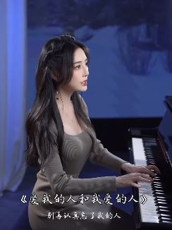 菲利丝小姐姐钢琴弹唱《爱我的人和我爱的人》,网友:能不能唱一个完整的呀!