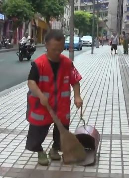 重庆一1.3米环卫工用勤劳赢得市民赞许