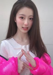 演员「裴佳欣」粉色系穿搭跳downdowndown手势舞 网友：从小美到大