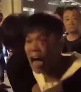 香港暴力示威现痛心一幕，市民因不满示威者被围殴