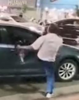 男子载客时因后方车辆按喇叭使其烦躁 拦车踢打辱骂车主