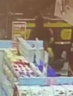 湖南一小女孩商城内被小火车撞倒后双腿被碾压