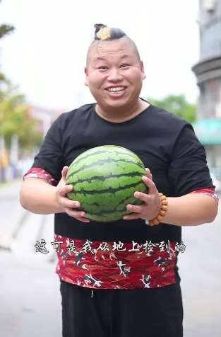 搞笑生活短视频：捡西瓜！
