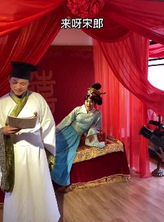 搞笑片场花絮：导演亲自上床示范妖精如何勾引书生