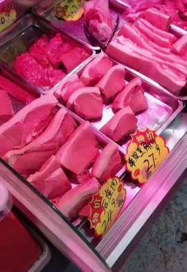 湖北一超市鸡肉充当猪肉卖  标价58元1公斤