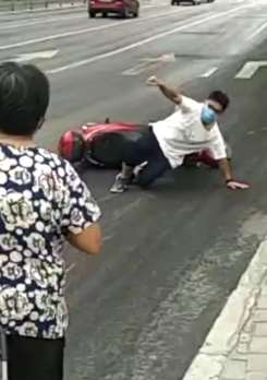 郑州一路段现百米长油污带 多名骑车人接连摔倒