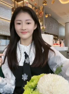 元气少女「小莹嘉」发vlog配文:多看一会就好看了 网友:清纯唯美!