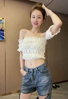 打扮时髦的小姐姐 抹胸装+破洞牛仔这样的look你给打几分呢？