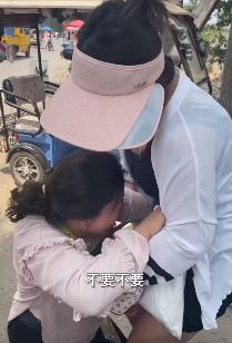 女子将3万元落水果摊 老板守候归还