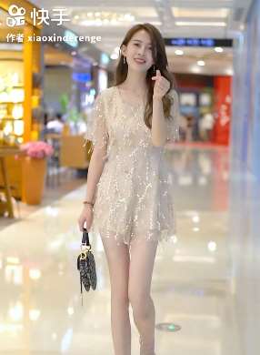 福利小视频：知道美女这手势是什么意思吗？