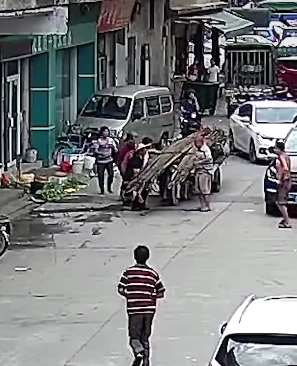 男子被钢筋压住,路人纷纷上前施以援手。