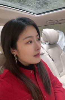 演员徐百慧车内清唱歌曲《下雨天》 人漂亮歌也好听