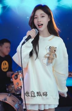 网红歌手「王小小」用一首歌曲《她会魔法吧》祝贺中国女足夺亚洲杯