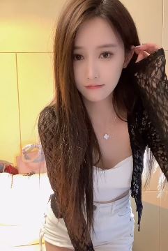 迷人小姐姐「甜橙晓晓」玩变装 长的漂亮身材又好惹人爱!