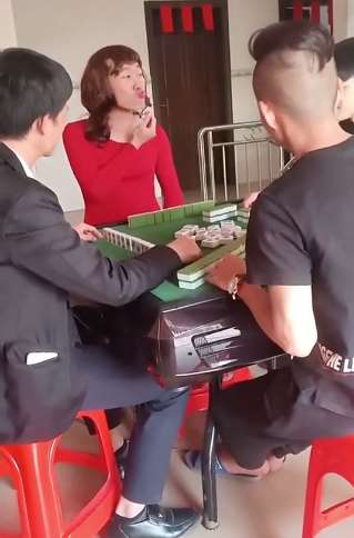 打麻将为防老婆化个女装 这招还真管用