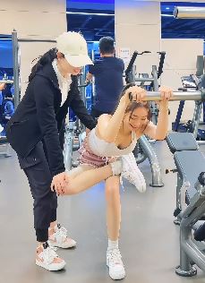 网红小姐姐「麻辣兔头」分享健身日常 配文:又是被魔鬼教练虐的一天