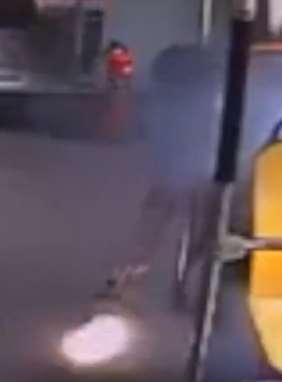 广州一公交车上乘客手机突然起火爆炸