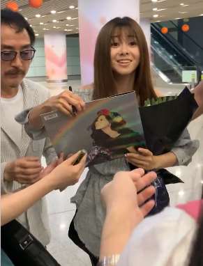仓木麻衣给粉丝签名，一位很有礼貌的日本女星