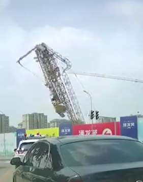 大连一工地塔吊突然倒塌，但愿没有伤亡！