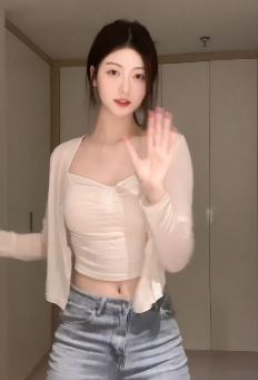 沈阳小姐姐「苏苏」纯欲穿搭居家浅跳 配文:感觉至上