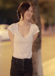 小姐姐的颜值着实让人上头  看一眼能让人记一辈子