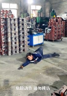 男子工作之余表演少林童子功 一般人还真没这两下子