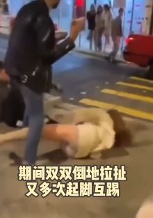 香港兰桂坊街头一女子被男子重摔在地