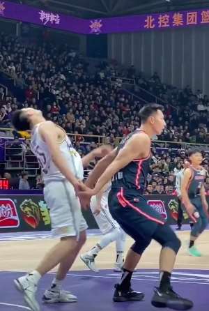 北控终结广东12连胜，阿联篮下卡位违体