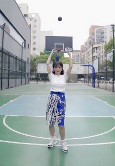 不老女神赵雅芝发打篮球vlog，背对篮筐向后抛投命中 网友：果然有法术！