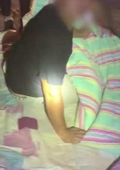 少见！高速上一对夫妻打地铺呼呼大睡被民警批评教育！