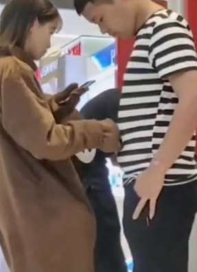 搞笑：美女低头玩手机不看路，尴尬的事情发生了！