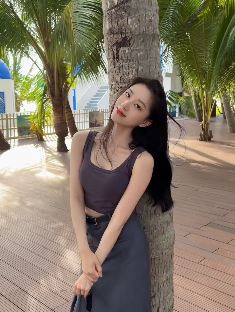 演员王韵之气质穿搭分享户外游玩vlog 配文：晒到的阳光分你一半