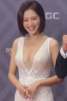 韩国女星金栽经红毯造型太吸睛