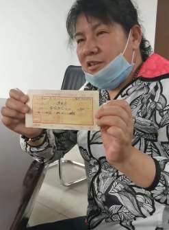 内蒙古一女子拿40多年前存单到银行取钱