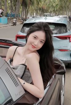 好看小姐姐「项连」坐豪车出来游玩,网友:长得像姜贞羽