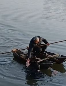 河南信阳一大爷划船救落水小伙 网友：谁说站在光里的才算英雄！