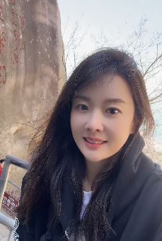 清秀小姐姐「霜子」分享户外游玩vlog 网友：我又相信爱情了