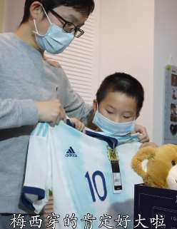援鄂护士儿子收到梅西球衣