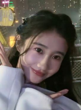网红小姐姐「大凡」分享夜晚户外美景,网友:自带仙气的人