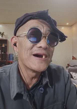 农村老大爷献唱广场舞歌曲《鸟儿对花说》