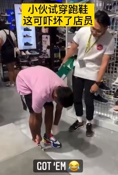 搞笑：外国小伙试穿跑鞋，穿好鞋撒腿就跑，店员也跟着飞奔出去！