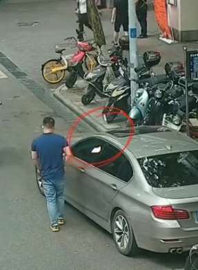 桂林街头一男子给自己贴罚单 监控视频拍下这一幕