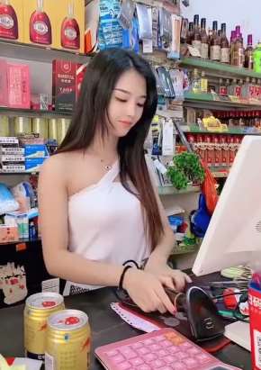 这位超市收银小姐姐真会算帐 小哥亏了2块钱还不知道！