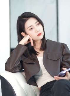 演员崔菁格分享日常轻熟御姐风格穿搭 配文：千言万语的期盼抵不过一次见面