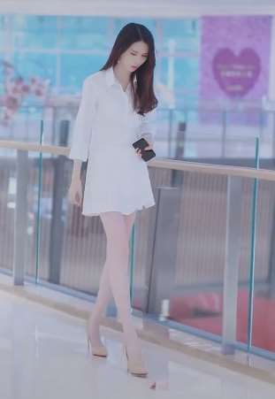 美女发现地上有钱 捡起来想了想又扔了