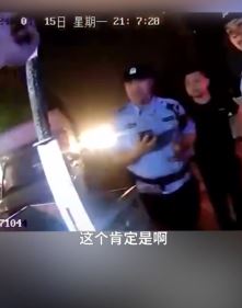 小伙在边钓鱼钓到50cm管制刀具后报警