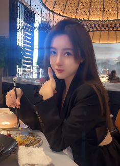 迷人小姐姐「小火炉」性感穿搭外出就餐,网友:回头率百分百